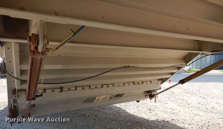 image for item IN9850 2011 Cornhusker 800  grain trailer