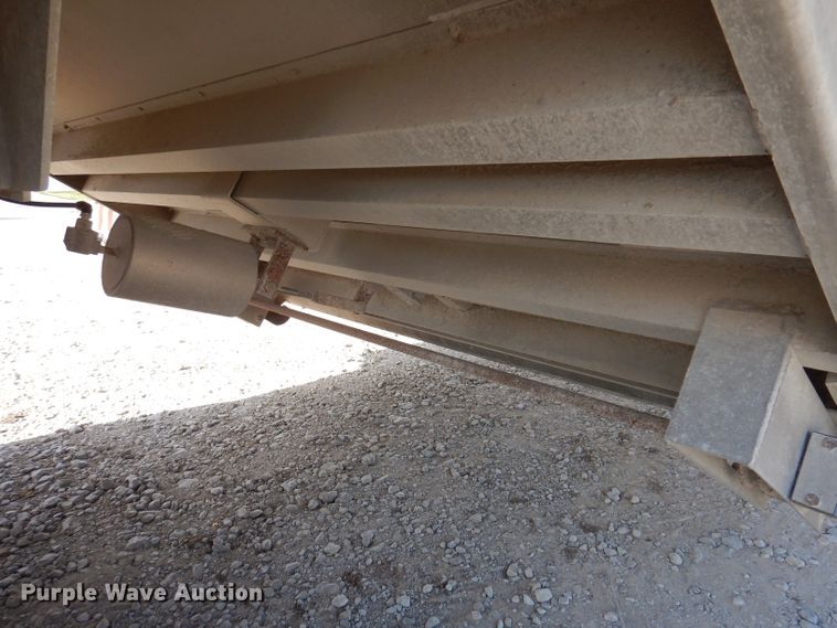 image for item IN9850 2011 Cornhusker 800  grain trailer