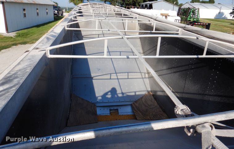 image for item IN9850 2011 Cornhusker 800  grain trailer