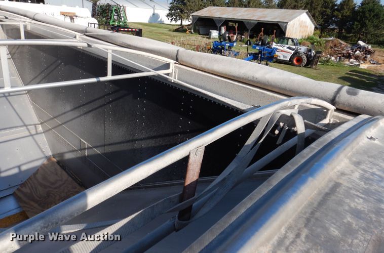 image for item IN9850 2011 Cornhusker 800  grain trailer