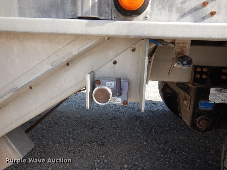 image for item IN9850 2011 Cornhusker 800  grain trailer