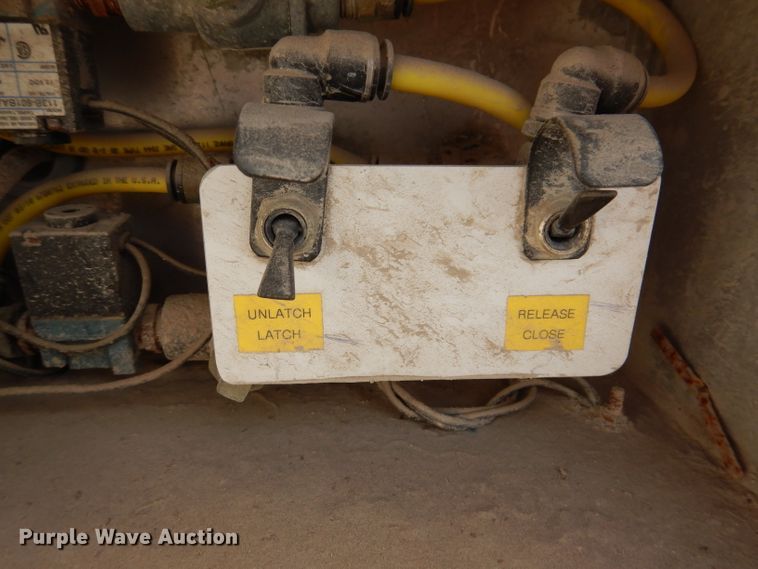 image for item IN9850 2011 Cornhusker 800  grain trailer