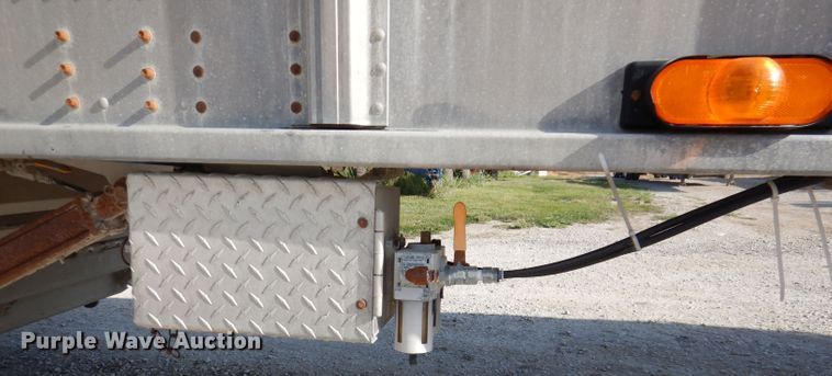 image for item IN9850 2011 Cornhusker 800  grain trailer