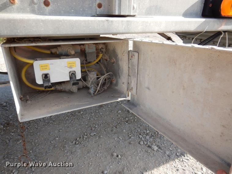 image for item IN9850 2011 Cornhusker 800  grain trailer