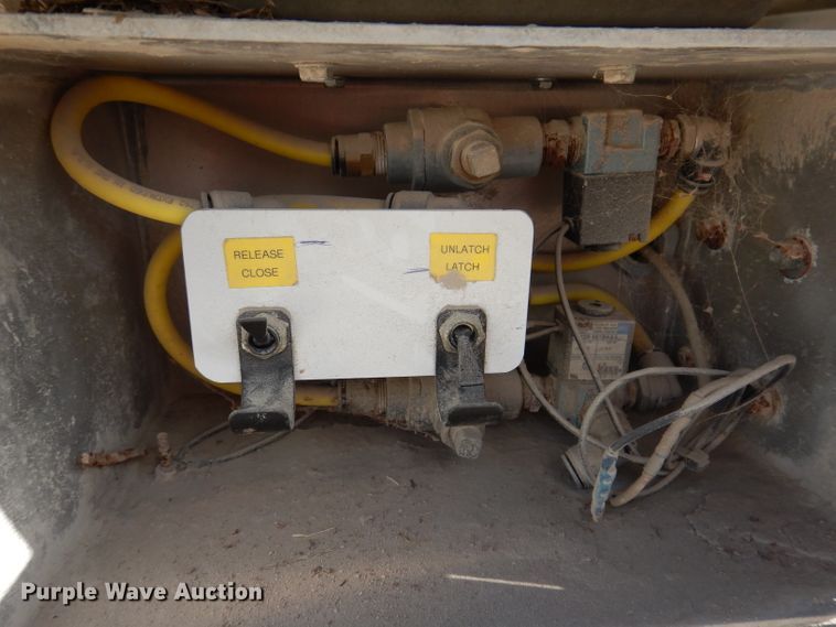 image for item IN9850 2011 Cornhusker 800  grain trailer