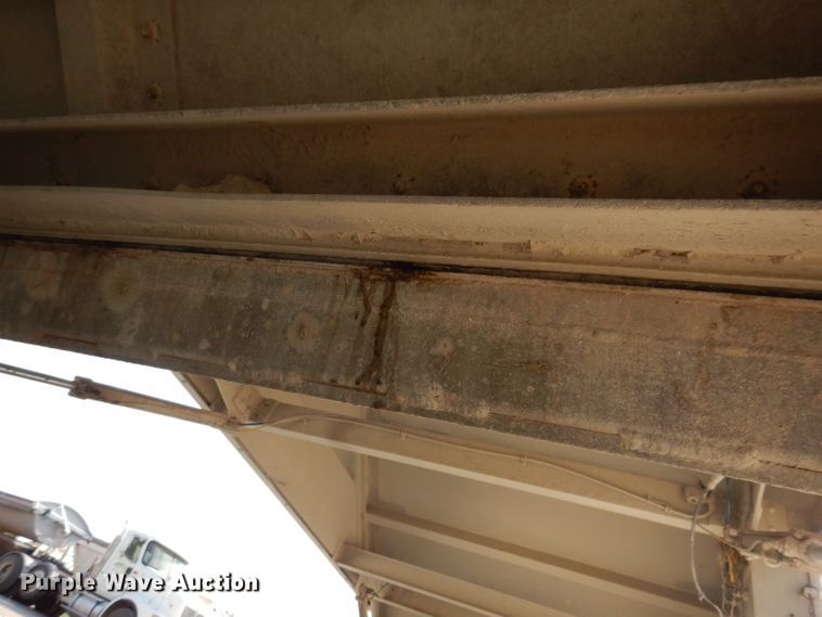 image for item IN9850 2011 Cornhusker 800  grain trailer