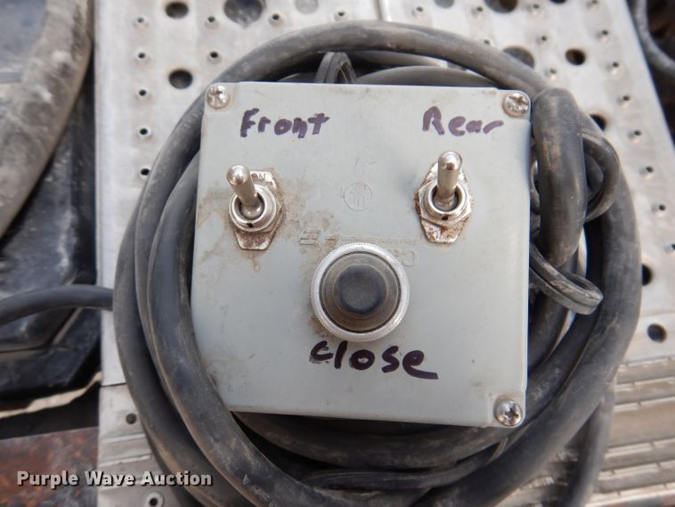 image for item IN9850 2011 Cornhusker 800  grain trailer