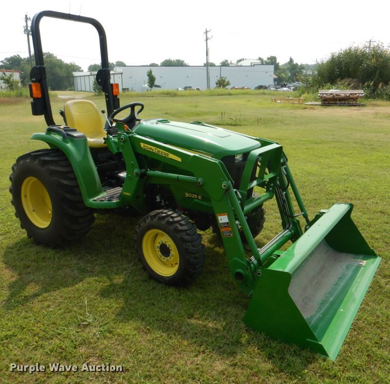 image for item IR9033 2017 John Deere 3025E  MFWD tractor