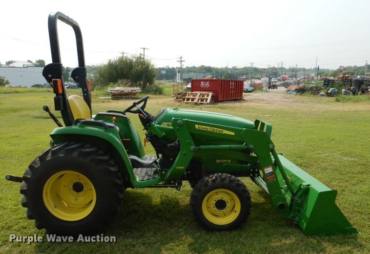 image for item IR9033 2017 John Deere 3025E  MFWD tractor