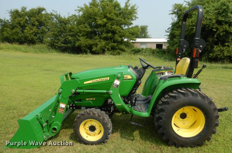 image for item IR9033 2017 John Deere 3025E  MFWD tractor