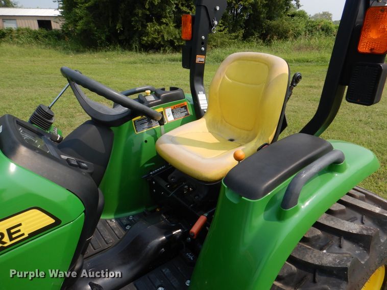 image for item IR9033 2017 John Deere 3025E  MFWD tractor