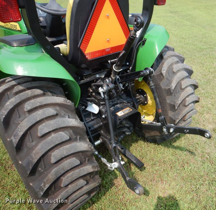 image for item IR9033 2017 John Deere 3025E  MFWD tractor
