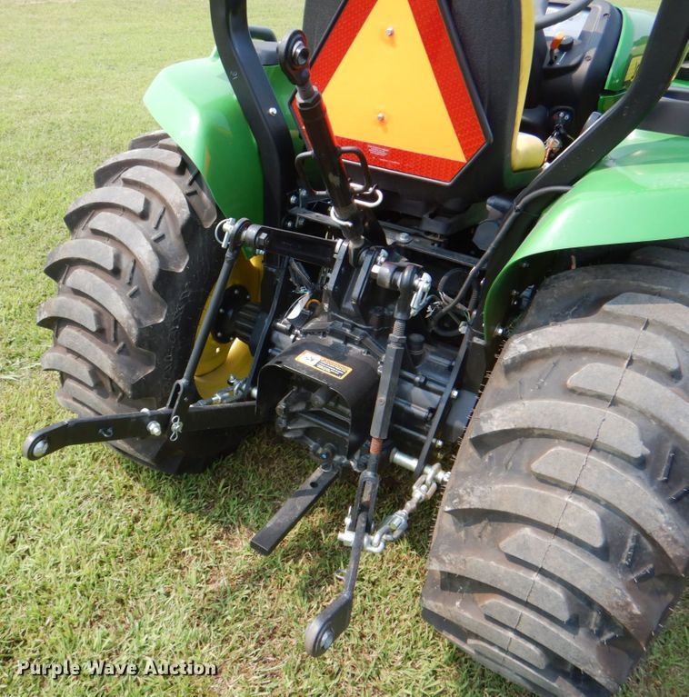 image for item IR9033 2017 John Deere 3025E  MFWD tractor