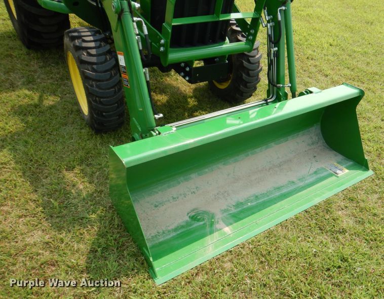 image for item IR9033 2017 John Deere 3025E  MFWD tractor