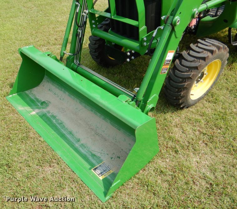 image for item IR9033 2017 John Deere 3025E  MFWD tractor