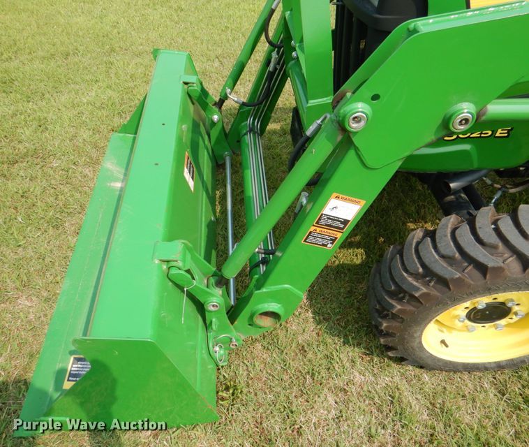 image for item IR9033 2017 John Deere 3025E  MFWD tractor