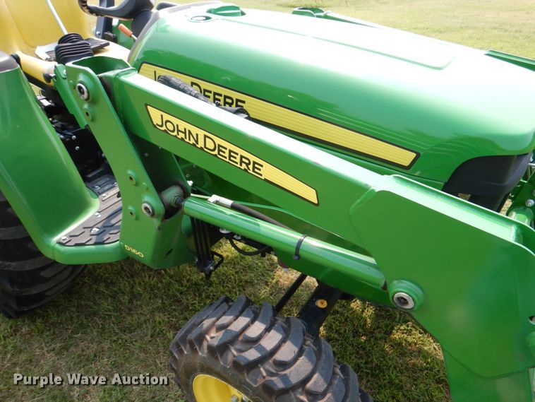 image for item IR9033 2017 John Deere 3025E  MFWD tractor