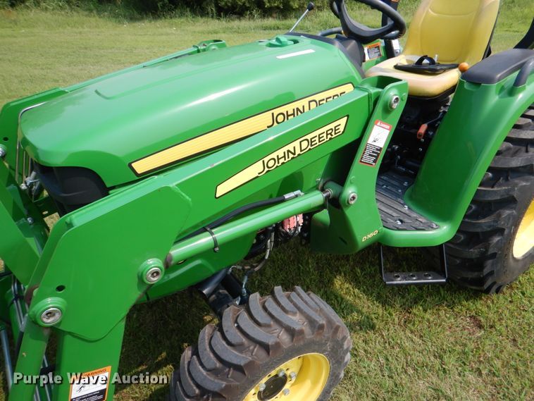 image for item IR9033 2017 John Deere 3025E  MFWD tractor