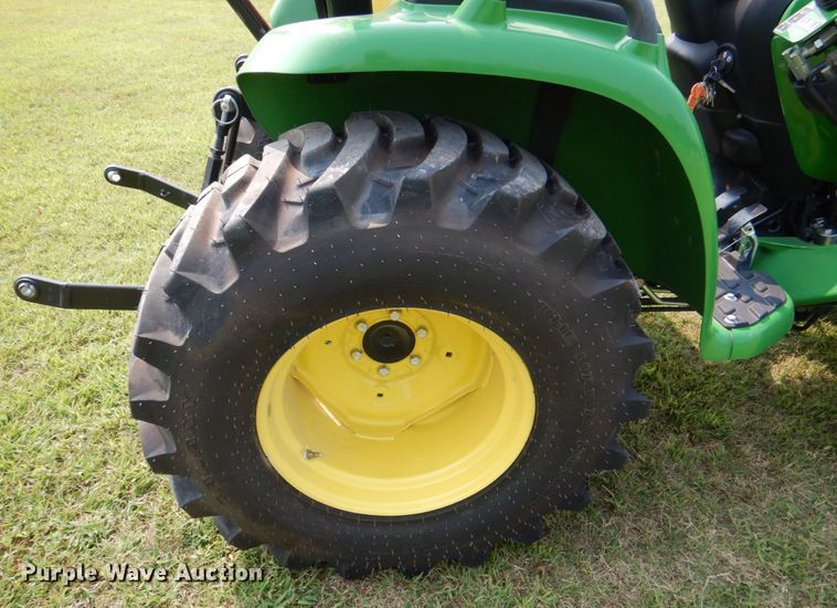 image for item IR9033 2017 John Deere 3025E  MFWD tractor