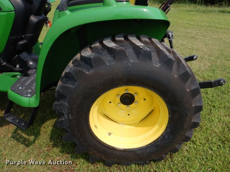 image for item IR9033 2017 John Deere 3025E  MFWD tractor