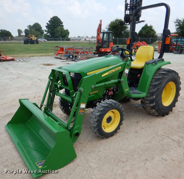 image for item IR9034 2017 John Deere 3025E  MFWD tractor