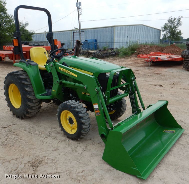 image for item IR9034 2017 John Deere 3025E  MFWD tractor