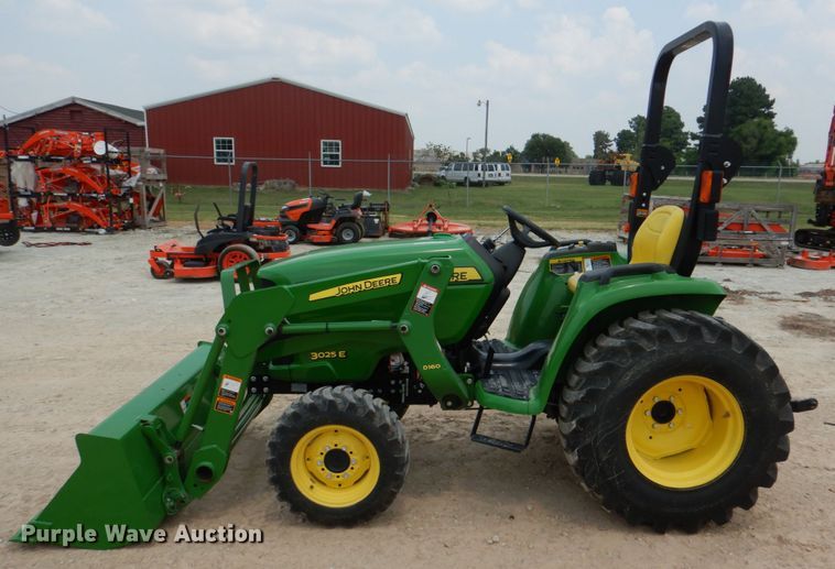 image for item IR9034 2017 John Deere 3025E  MFWD tractor