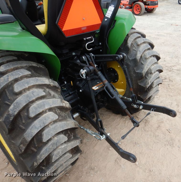 image for item IR9034 2017 John Deere 3025E  MFWD tractor
