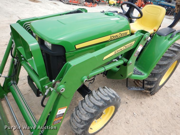 image for item IR9034 2017 John Deere 3025E  MFWD tractor
