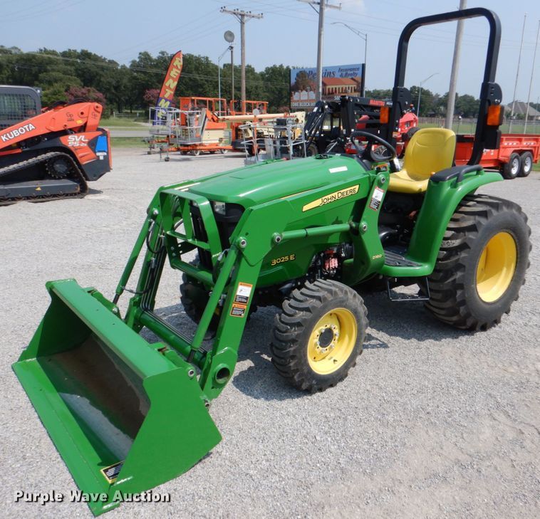 image for item IR9037 2017 John Deere 3025E  MFWD tractor