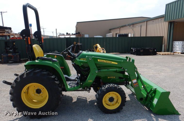 image for item IR9037 2017 John Deere 3025E  MFWD tractor