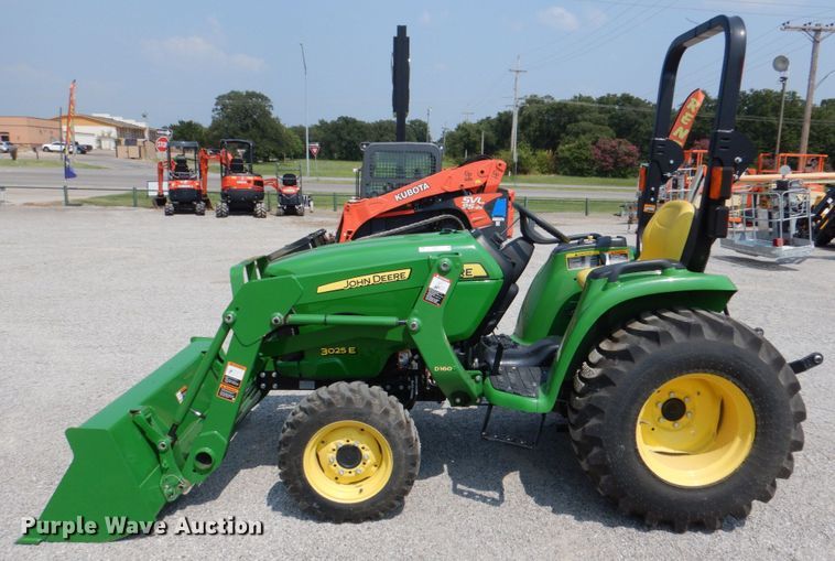 image for item IR9037 2017 John Deere 3025E  MFWD tractor