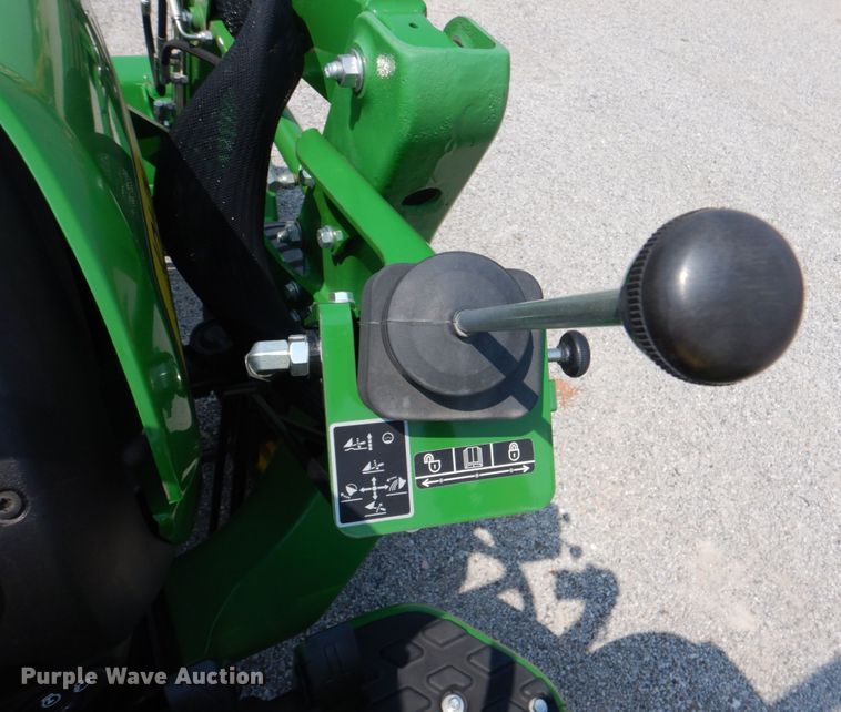 image for item IR9037 2017 John Deere 3025E  MFWD tractor