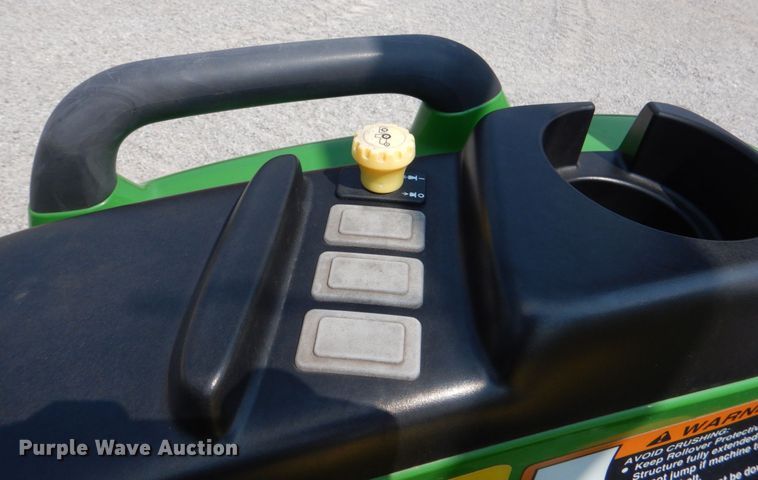 image for item IR9037 2017 John Deere 3025E  MFWD tractor