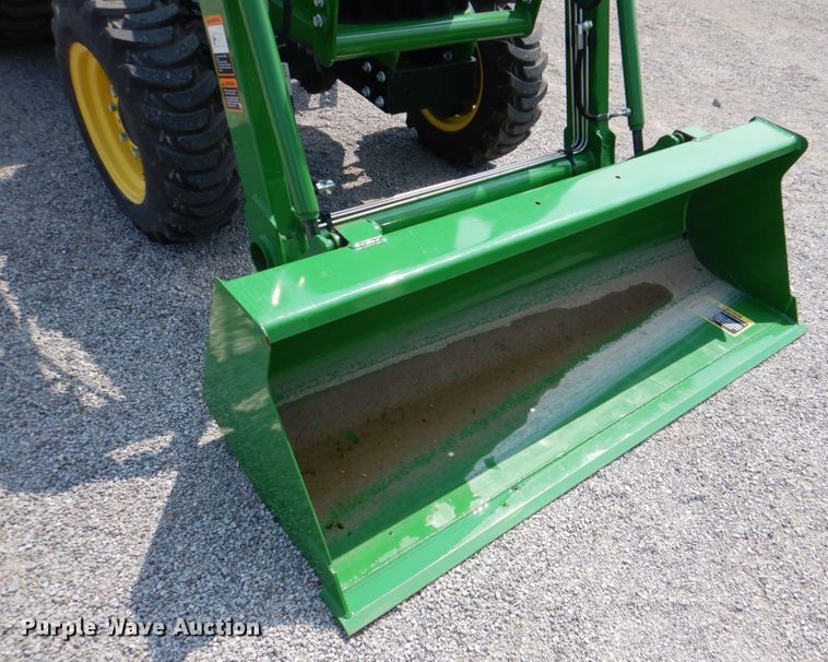 image for item IR9037 2017 John Deere 3025E  MFWD tractor