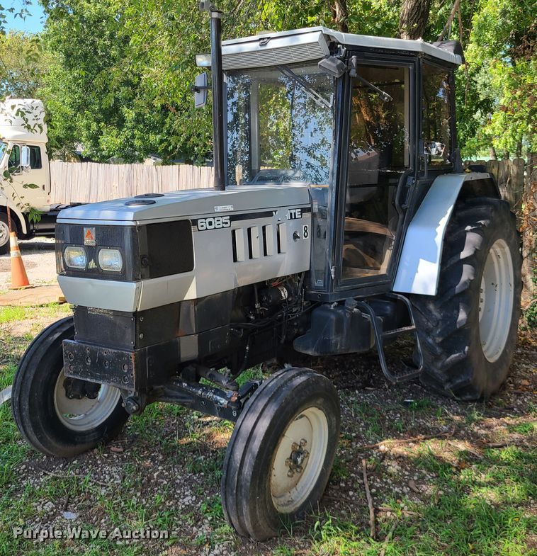 image for item IU9337 1995 White 6085  tractor