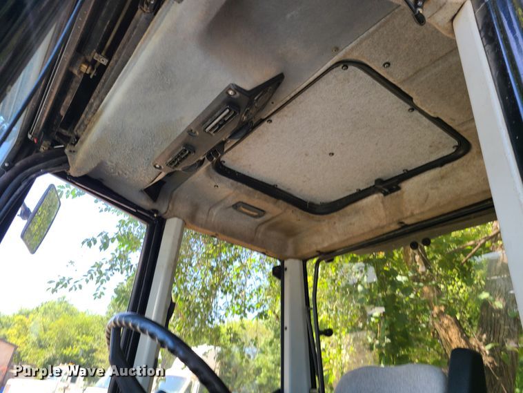 image for item IU9337 1995 White 6085  tractor