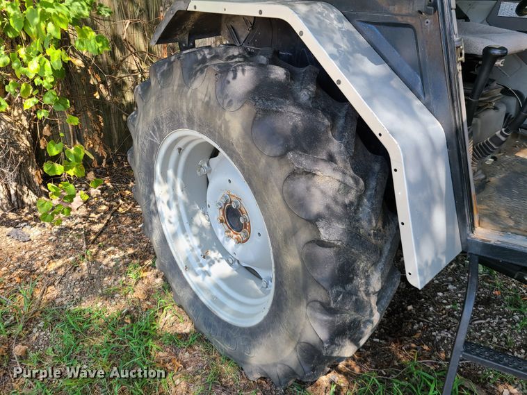 image for item IU9337 1995 White 6085  tractor