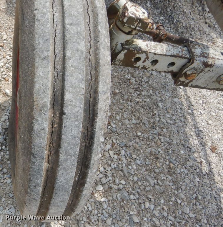 image for item JI9460 1966 Massey Ferguson 165  tractor