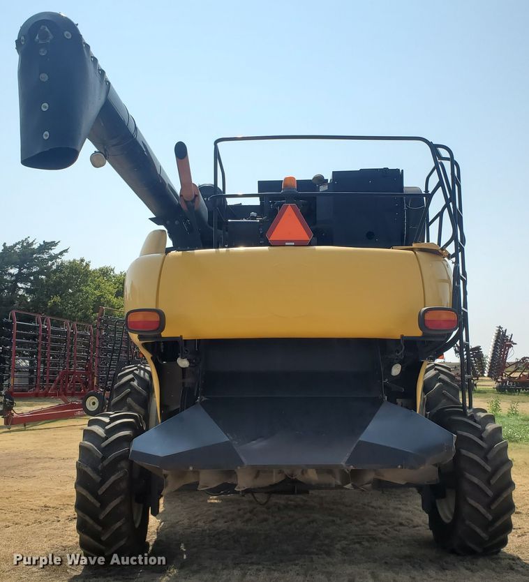 image for item JM9525 2006 New Holland CR960  combine