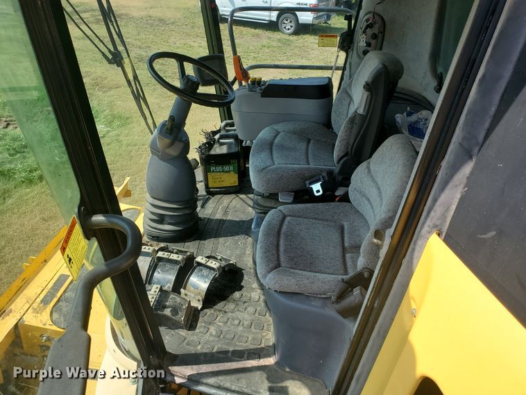 image for item JM9525 2006 New Holland CR960  combine