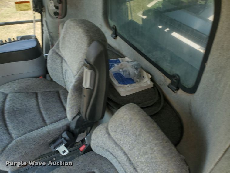 image for item JM9525 2006 New Holland CR960  combine