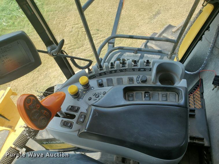 image for item JM9525 2006 New Holland CR960  combine