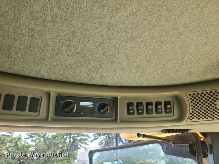 image for item JM9525 2006 New Holland CR960  combine