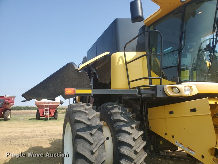 image for item JM9525 2006 New Holland CR960  combine