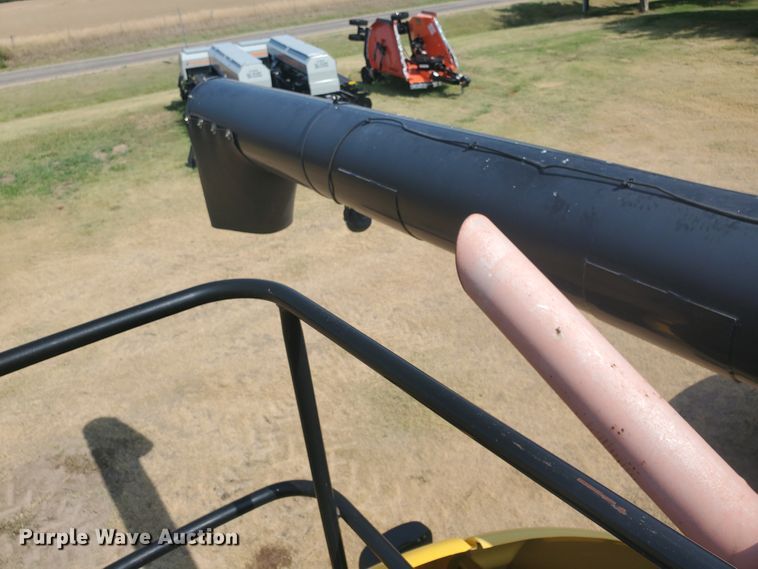 image for item JM9525 2006 New Holland CR960  combine