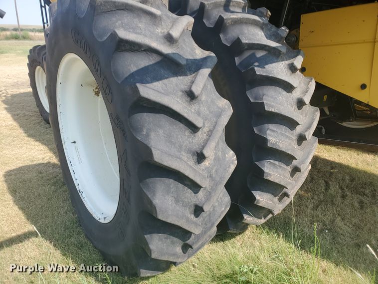 image for item JM9525 2006 New Holland CR960  combine