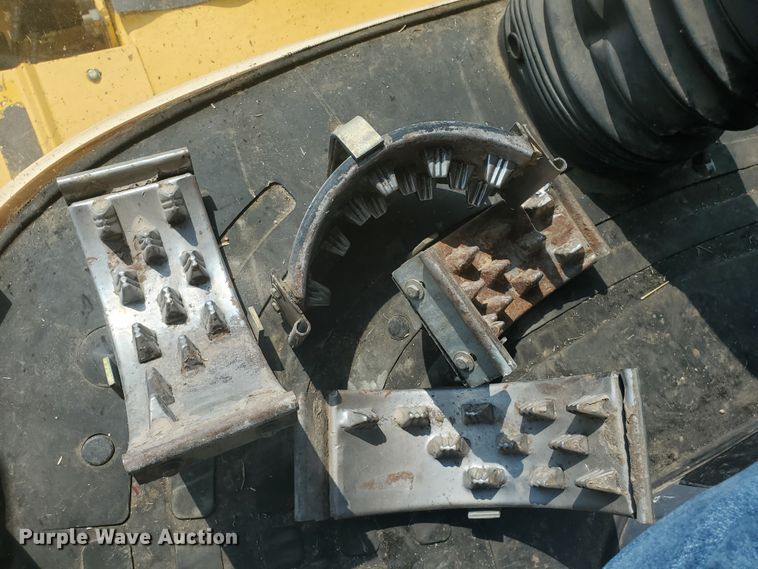 image for item JM9525 2006 New Holland CR960  combine