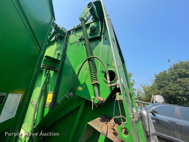 image for item KK9522 1991 John Deere 435  round baler