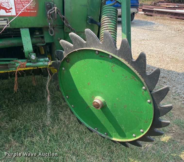 image for item KK9522 1991 John Deere 435  round baler